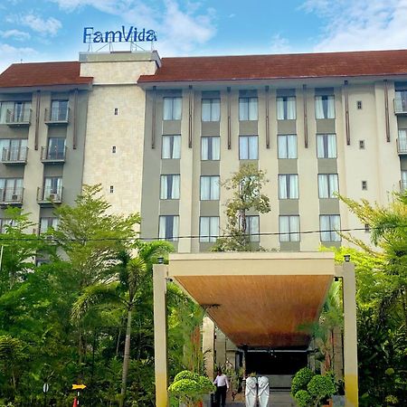 Famvida Hotel Lubuklinggau Buitenkant foto