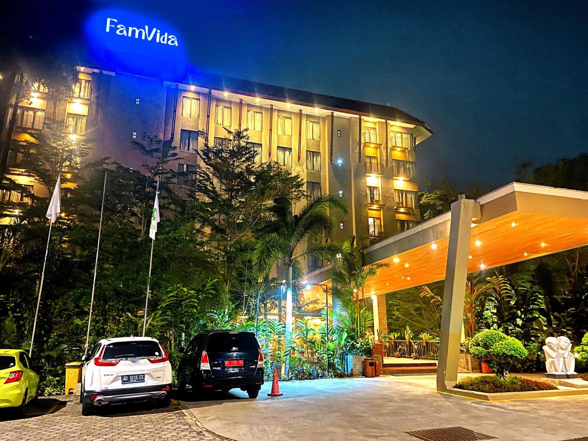 Famvida Hotel Lubuklinggau Buitenkant foto