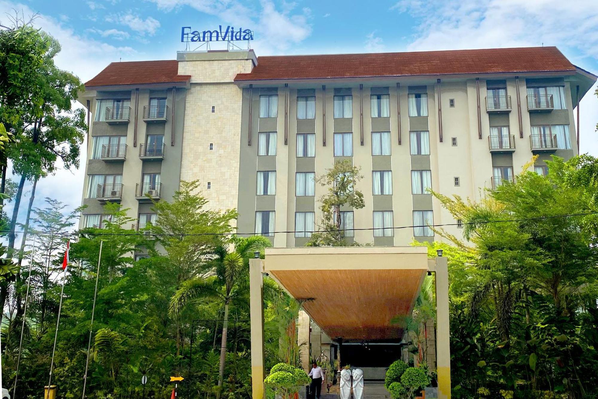 Famvida Hotel Lubuklinggau Buitenkant foto